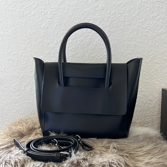 Quiet Luxury Black handbag with removable crossbody strap - Picture 3 of 15